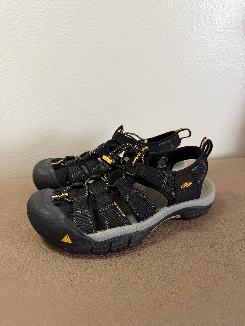 Keen H2 Black and Yellow Men's Closed-Toe Outdoor Hiking Sandals size 9